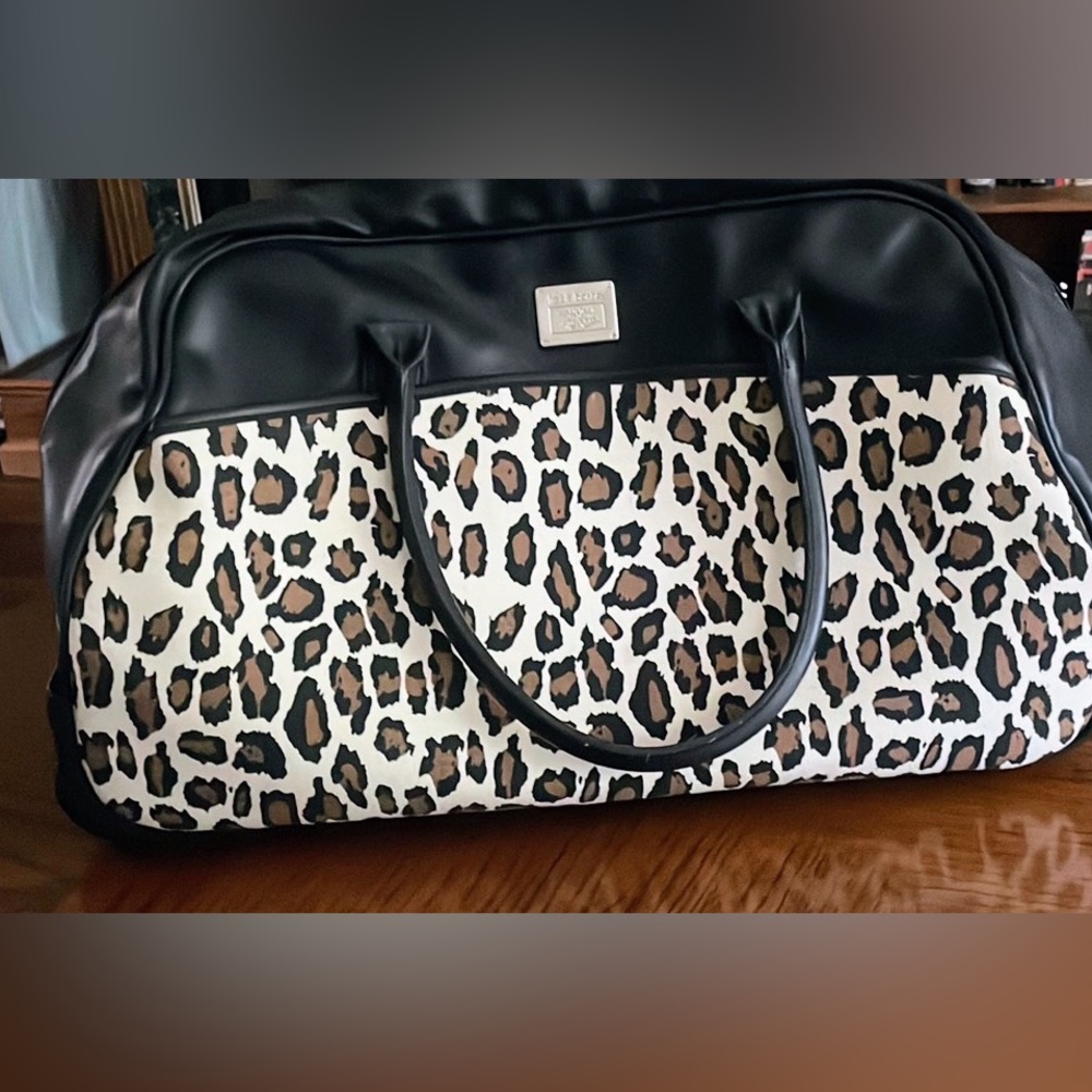 Liz Claiborne 💕Travel Bag on Wheels 💕 - Picture 3 of 11